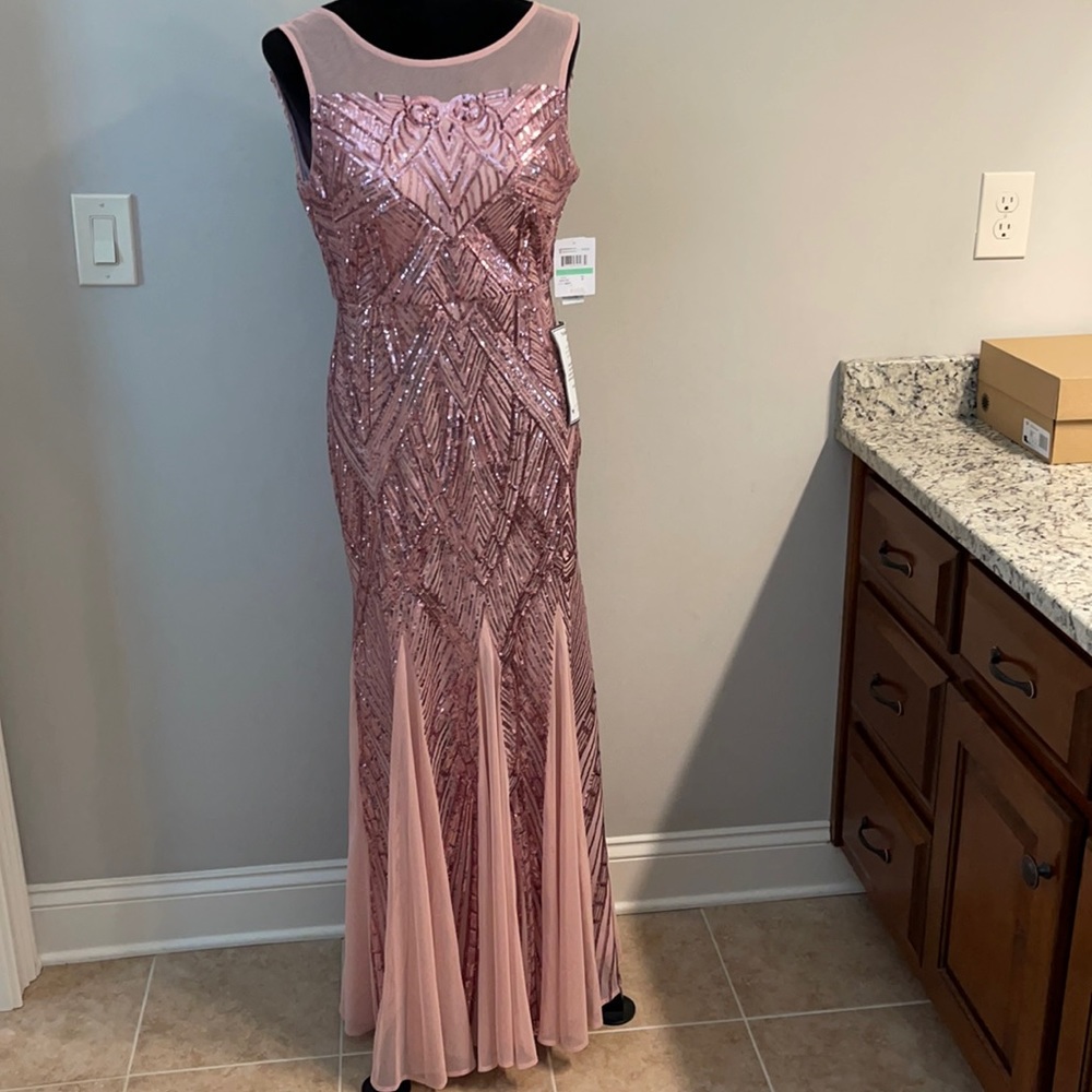 This is a brand new full length formal gown in mauve size 8 petite.